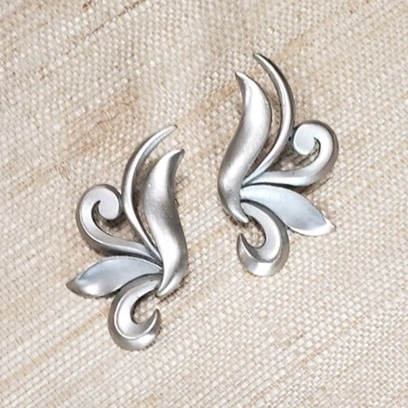 RARE Vintage Silvertone Earrings by Jonette - Picture 3 of 9